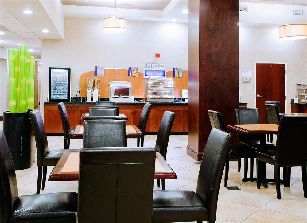 Holiday Inn Express Arrowood By Ihg Charlotte Restaurant photo