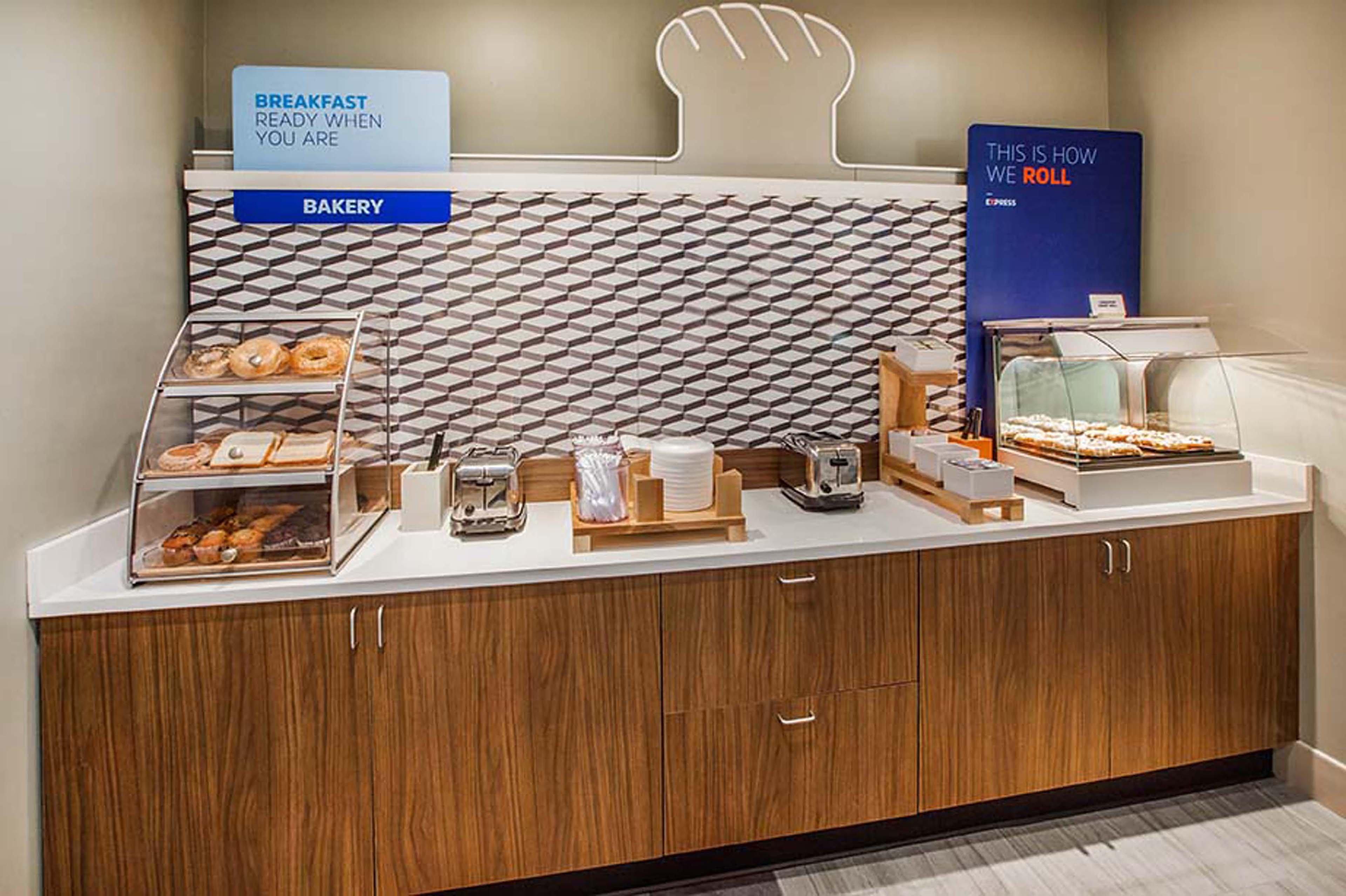 Holiday Inn Express Arrowood By Ihg Charlotte Exterior photo