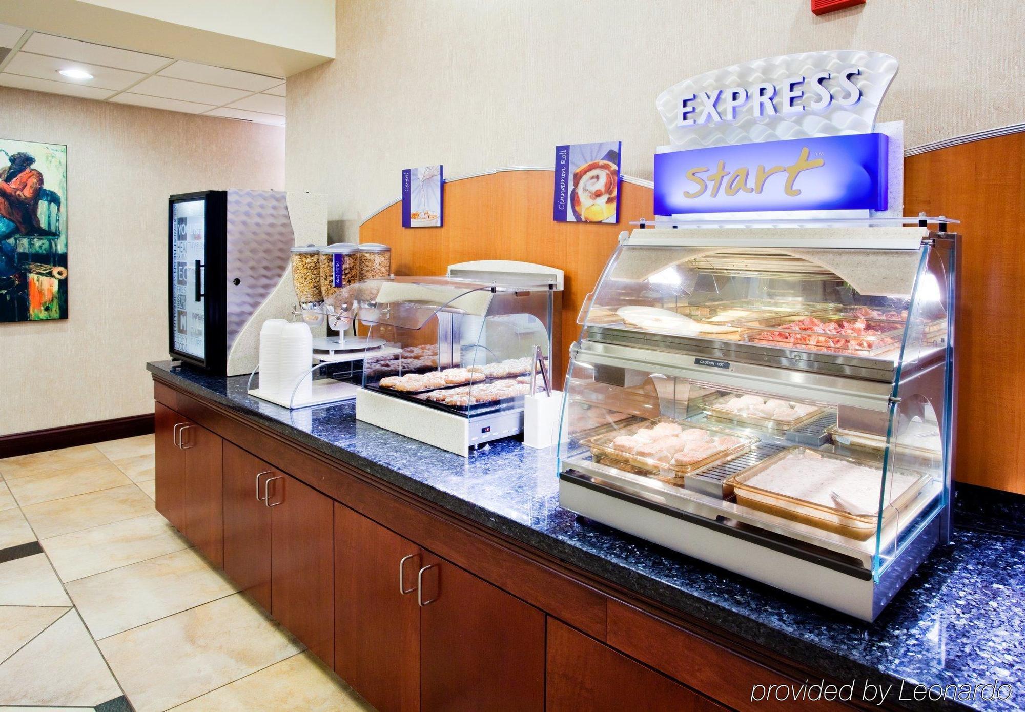 Holiday Inn Express Arrowood By Ihg Charlotte Restaurant photo
