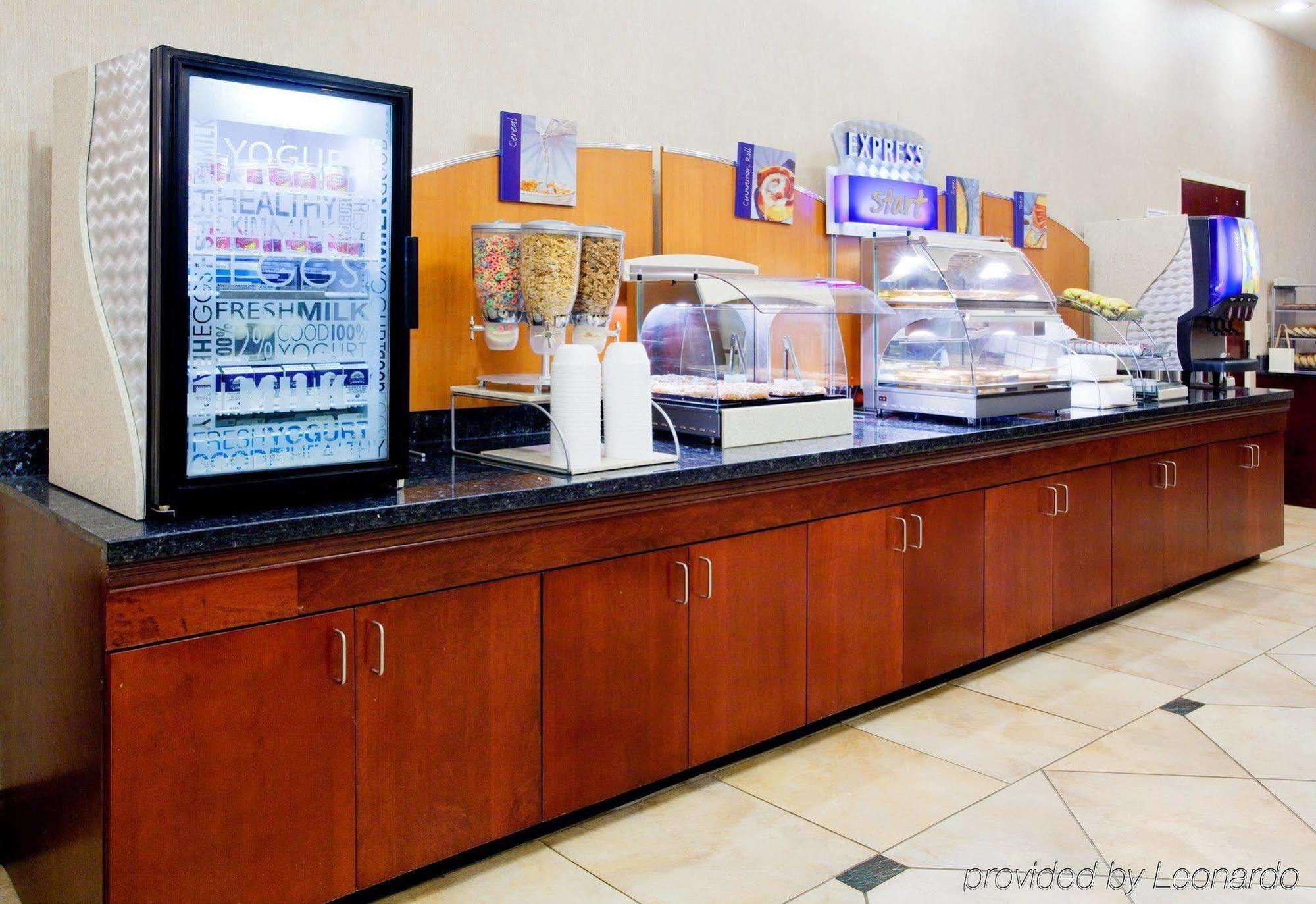 Holiday Inn Express Arrowood By Ihg Charlotte Restaurant photo